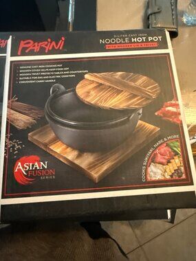 Cast Iron Noodle Hot Pot 2 Liter with Wooden Lid and Trivet NEW in Box by Parini